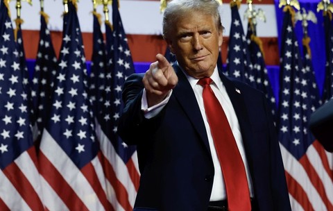 Donald Trump a retras acreditările jurnaliștilor de la CNN, MS NOW și Politico, acuzându-i de difuzarea de „știri false”. Foto: Getty Images