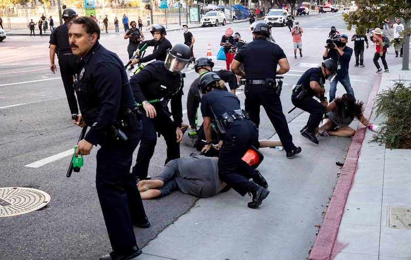 VIDEO | Confruntări violente între manifestanţi şi poliţie la Seattle. Forțele de ordine au folosit grenade cu efect acustic şi luminos