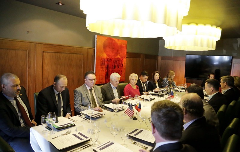 Dăncilă s-a întâlnit cu reprezentanţii companiilor americane, la Washington. Premierul, alături de ambasadorul României în SUA, George Maior