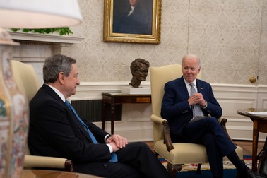 Președintele american Joe Biden s-a întâlnit cu premierul italian Mario Draghi, în Biroul Oval de la Casa Albă, 10 mai 2022 | Foto: EPA