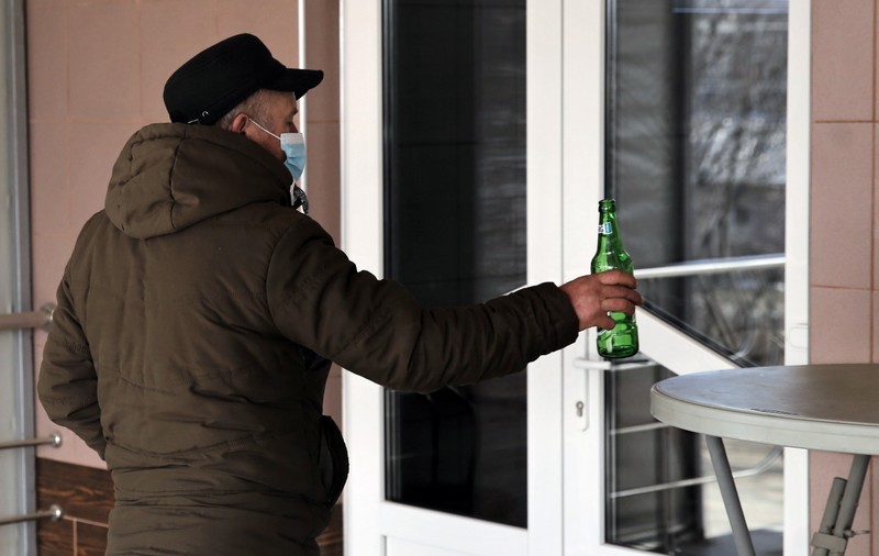 REPORTAJ în satul în care o viață valorează 5.000 de lei. La un an după ce 17 oameni au murit de la spirt contrafăcut, localnicii continuă să-l bea. „Mediul îi ține captivi”