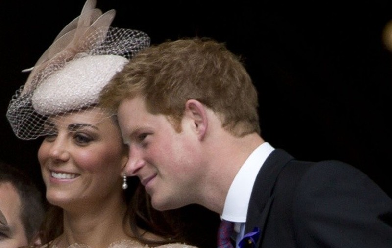 Kate şi prinţul Harry, în ipostaze interesante. Ducesa, mai apropiată de el, decât de William | FOTO