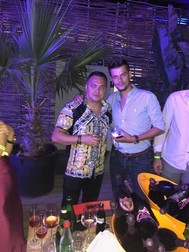 Mario Iorgulescu, alături de un prieten într-un club (Foto Facebook)
