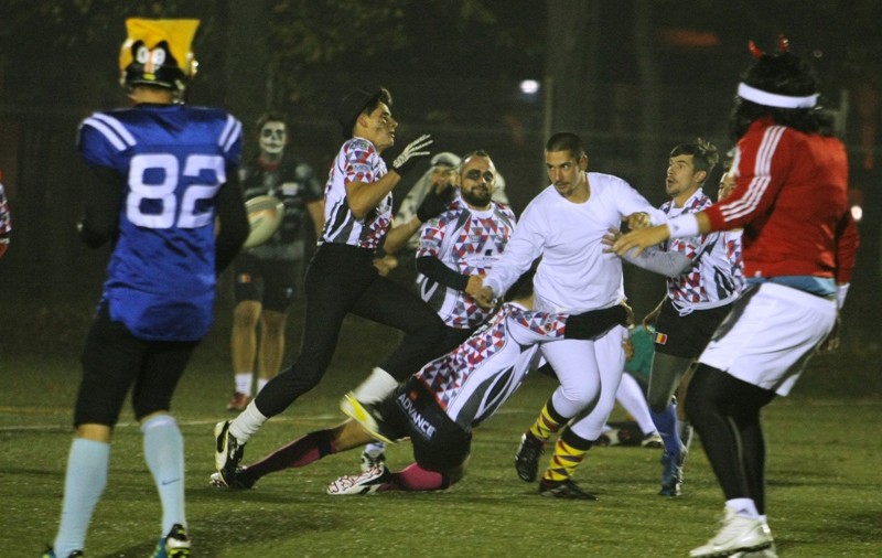 FOTO / Meci de groază la ”Arcul de Triumf”! Arlechinii şi Rebelii au jucat rugby-fotbal american