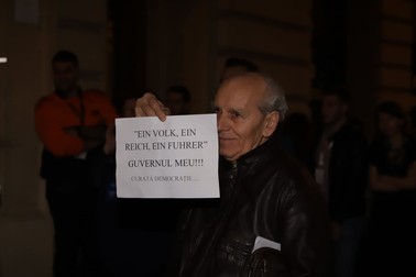 Mesajul scris în limba germană se traduce „un popor, un regat, un conducător” și este unul dintre sloganurile folosite de Partidul Nazist din Germania