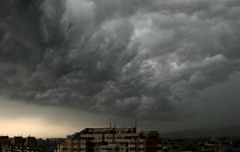 FOTO&VIDEO / A fost cod roșu de furtună în județele Călărași și Ialomița! Vântul a suflat cu „aspect tornadic” și a căzut grindina cât nuca