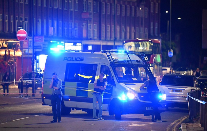 Împușcături pe străzile din Londra. Trei bărbați au ajuns la spital. “Îi curgea sânge din ochi“