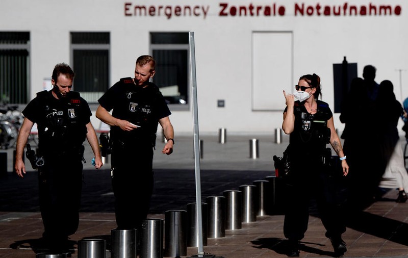 Navalnîi se află sub protecția poliției germane. Doctorii ruși care l-au tratat susțin că i-au salvat viața „cu mare efort”
