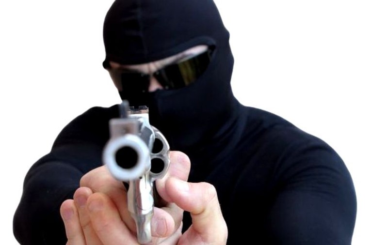 UPDATE: Primele imagini cu autorul jafului armat de la o bancă din Craiova. Ce a făcut individul înainte de a da lovitura / VIDEO