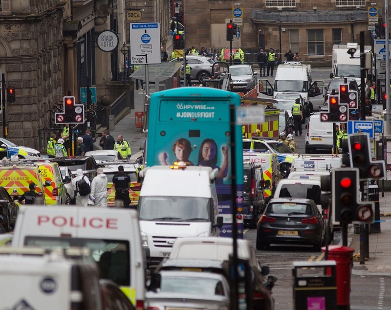 VIDEO | Atac sângeros în Glasgow. Un bărbat a înjunghiat mai multe persoane, înainte să fie împușcat de Poliție