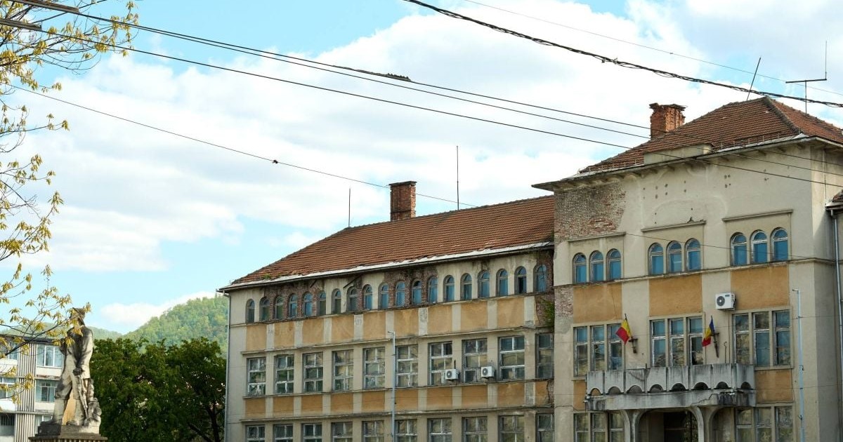 Sediul companiei Remin din Baia Mare, aflat într-o vizibilă stare de degradare, aprilie 2025