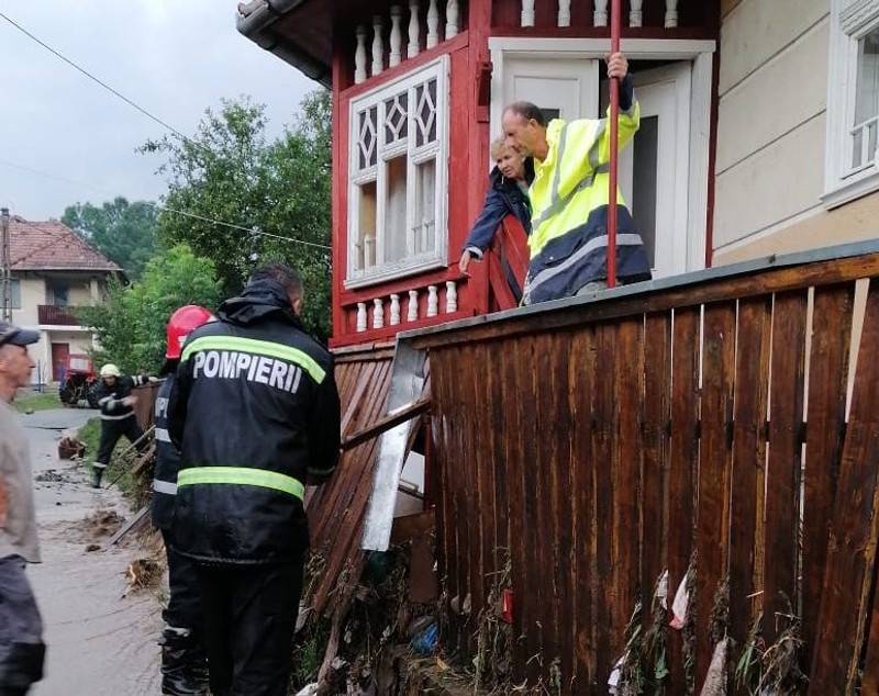Inundații puternice în Alba, oamenii s-au refugiat în podul casei. Un șofer din Cluj a fost prins de viitură