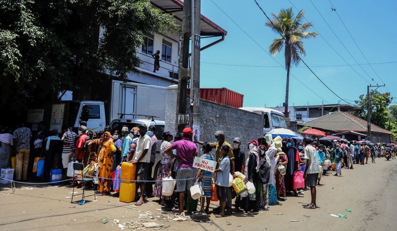 Cozi uriașe la combustibil, o imagine obișnuită în Sri Lanka. Foto | EPA