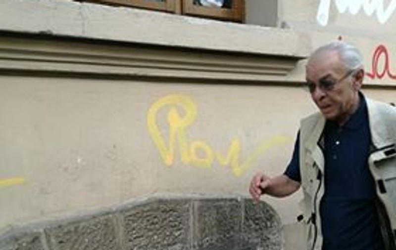VIDEO / Fostul premier Nicolae Văcăroiu, un om simplu, după port: cu sacoșa goală prin centrul Bucureștiului