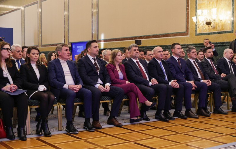 Românii pot călători în SUA fără vize din 31 martie. Decizia, oficializată de Marcel Ciolacu, ambasadoarea SUA și Hagi: „Un moment istoric”