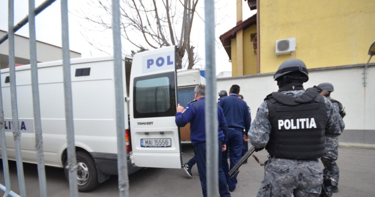 „Mascați” în uniformă, cu veste antiglonț, căști și arme