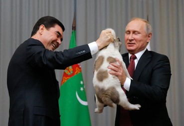 Președintele Gurbanguly Berdymukhamedov i-a oferit cadou lui Vladimir Putin un cățeluș din rasa Alabai | Foto: Profimedia