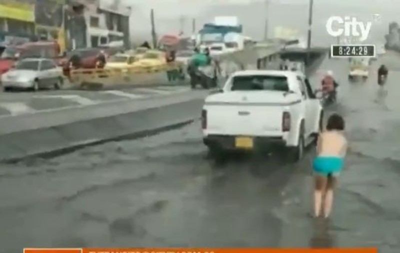 Gestul făcut de o femeie din Columbia în mijlocul unei străzi inundate. Înregistrarea a devenit virală