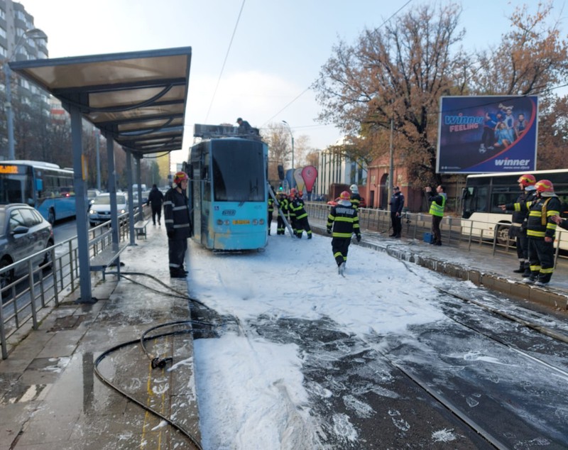 Un tramvai a luat foc în București, în zona Eroii Revoluției. VIDEO