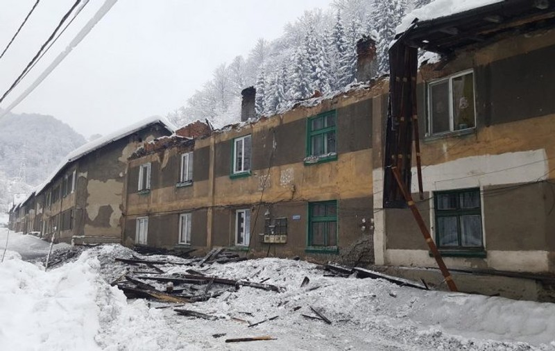 Acoperiș de bloc din Aninoasa, prăbușit sub greutatea zăpezii. Locatarii au fost evacuați