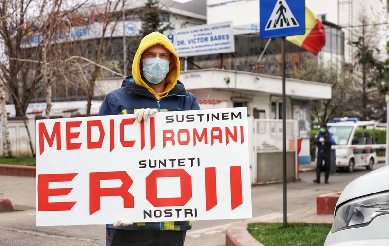 Marș de solidaritate în București, pentru medicii care îngrijesc bolnavii de coronavirus. Mesajul unui medic: „Duceți-vă acasă. Nu ne ajutați cu nimic”
