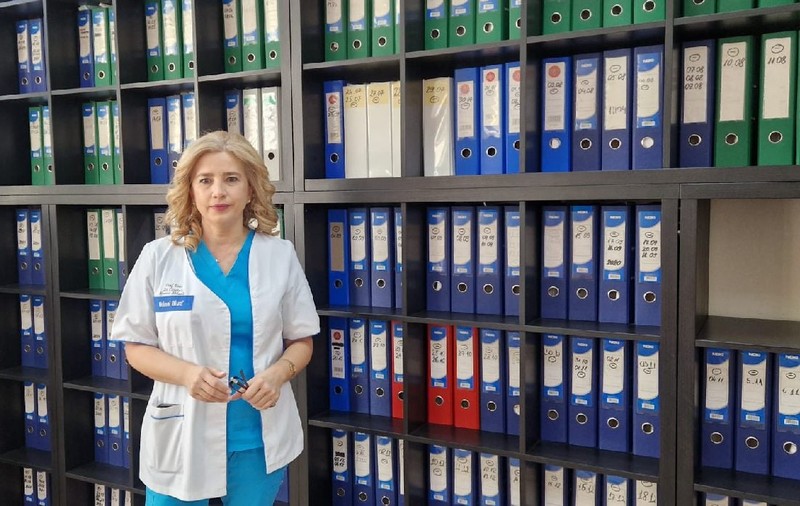 „Nu ești mult mai mamă, dacă ai născut pe cale naturală”. Interviu cu prof. dr. Monica Cîrstoiu, care desființează miturile „anticezariană” de pe panourile din București