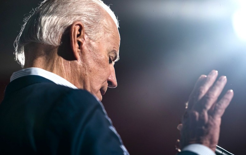 Articolul exploziv, critic la adresa lui Biden și a presei din SUA, care a provocat demisia autorului și acuzații dure de cenzură