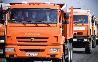 Putin a traversat Podul Crimeei la volanul unui camion