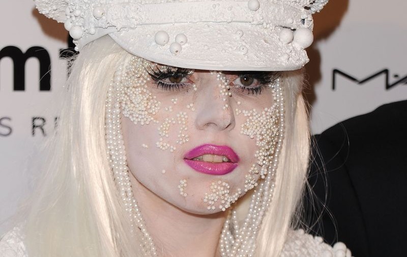 Lady Gaga şi-a pus sute de perle pe corp