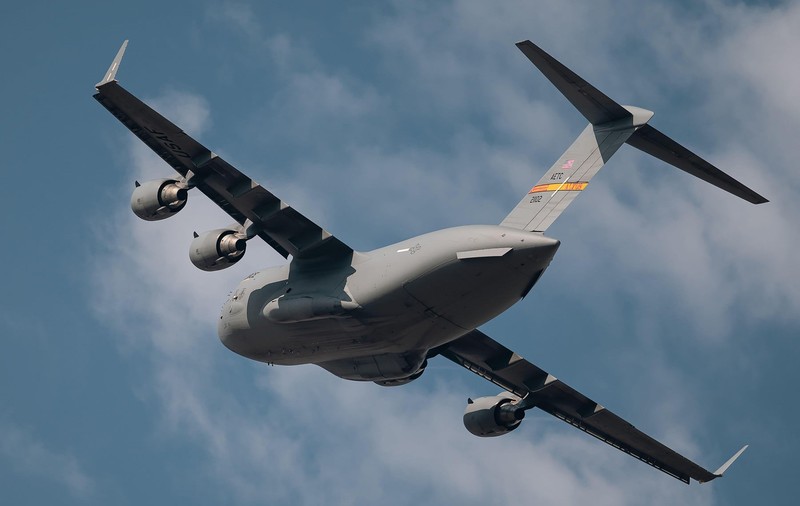 Un avion american de transport militar, folosit și pentru misiuni diplomatice, a aterizat la Moscova. Ce spune Kremlinul