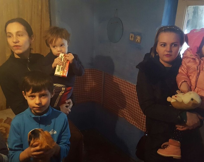 Reacția unor copii sărmani care au primit cadou un porcușor de Guineea: ”Wow, un iepure!”