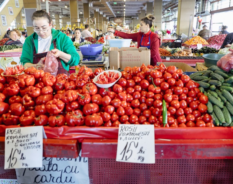 Cât costă să faci o salată de vară cu roșii românești și castraveți din piața Amzei, Obor sau Rahova