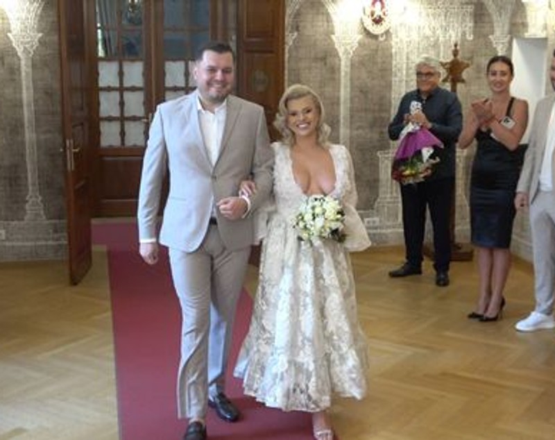 Cristina Vasiu, fosta concurentă de la Vocea României, s-a căsătorit civil. Ce rochie a purtat artista