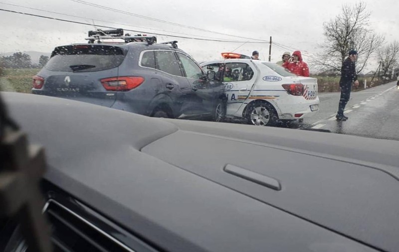Mașină de poliție, implicată într-un accident în Bistriţa-Năsăud. Patru persoane, între care un copil, au fost rănite