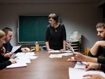 Dorothea Krampol în timp ce predă cursuri de limba germană la Comunitatea Românilor din Rin-Main