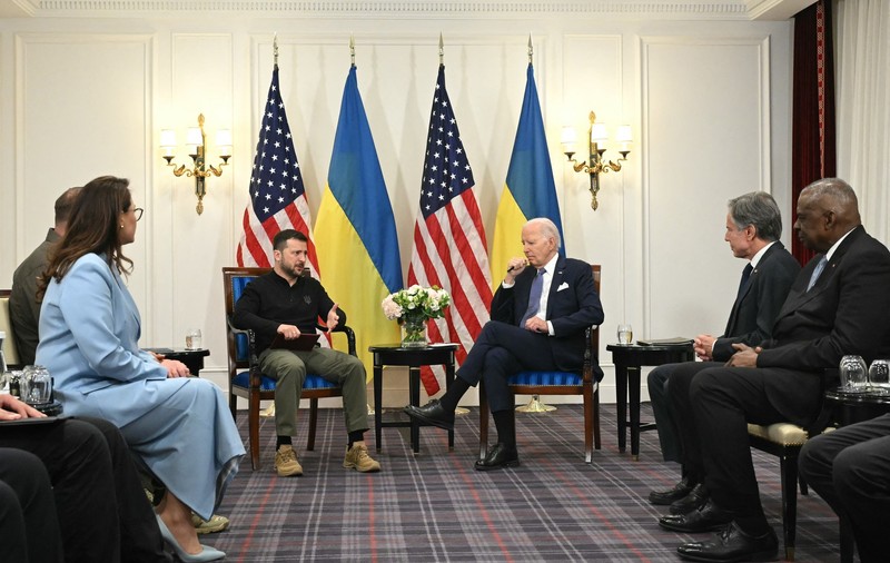 Joe Biden i-a cerut scuze lui Volodimir Zelenski pentru întârzierea ajutorului militar american