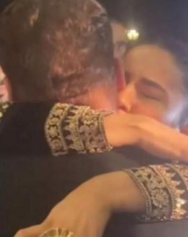 Imagini cu Salman Khan în tandrețuri cu o actriță din India. Fanii au reacționat: „Cu Iulia Vântur de ce nu se pozează așa?”