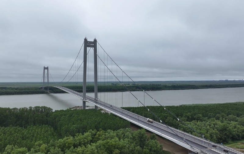 Restricții de circulație pe podul suspendat de peste Dunăre: șoferii trebuie să reducă viteza pe ambele sensuri