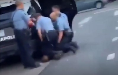 Trei polițiști îl țin țintuit la pământ pe George Floyd FOTO: Martor ocular