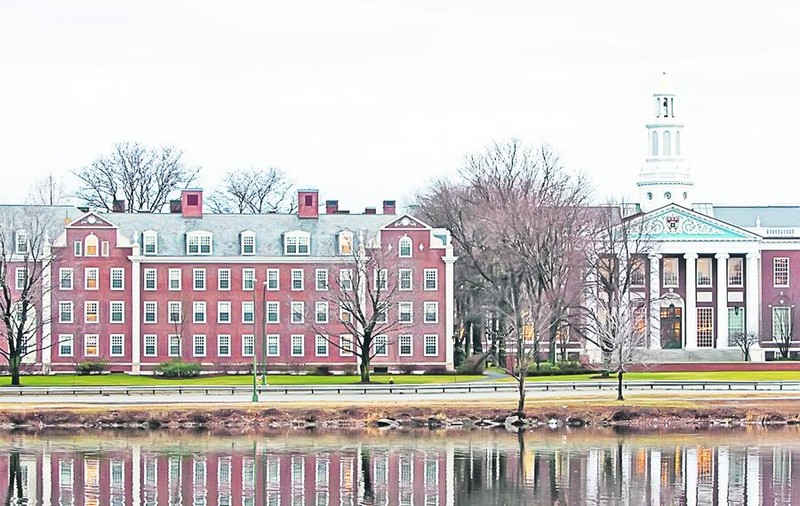 Zece studenți au fost dați afară de la Harvard din cauza unor postări pe Facebook
