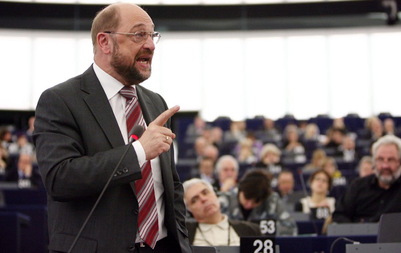 Martin Schulz apare într-o reclamă din presa rusă drept ... "un expert în reparatul ferestrelor"