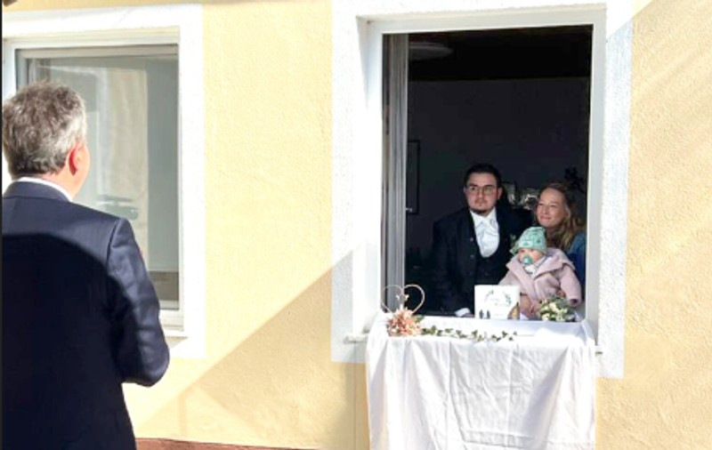 Nuntă la fereastră. Mirii din Austria nu au renunțat la căsătorie, deși s-au îmbolnăvit de Covid și au intrat în carantină