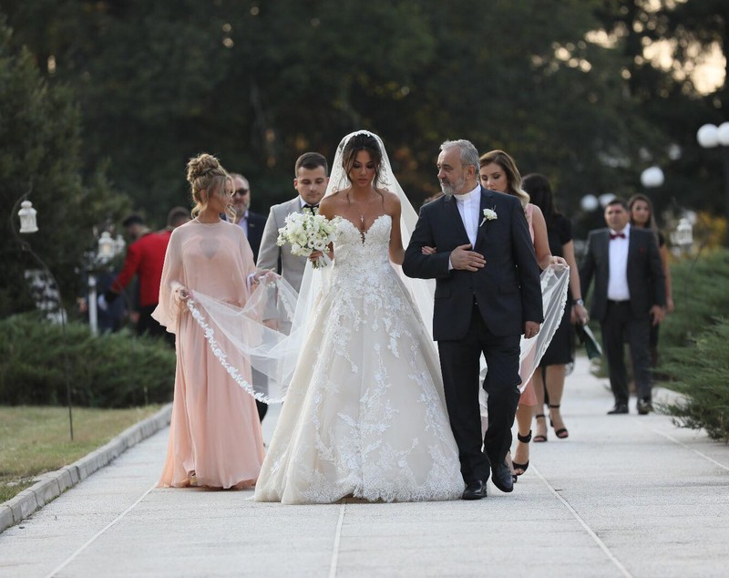 Cât a costat rochia de mireasă purtată de nora lui Liviu Dragnea. Gina Alexandra a strălucit în marea zi