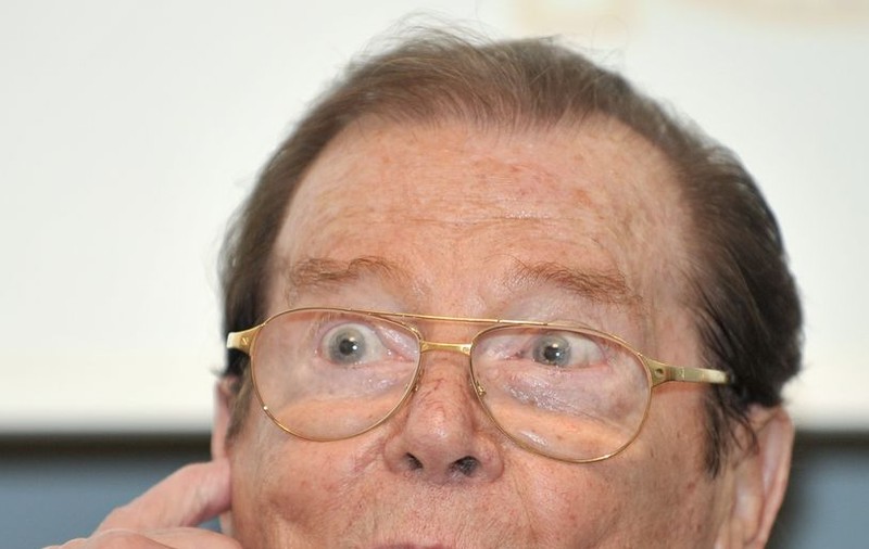 Roger Moore ar putea veni la Bucureşti