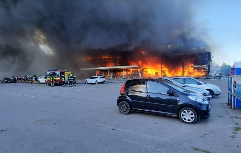 Imagini dramatice de la mall-ul din centrul Ucrainei, bombardat de ruși