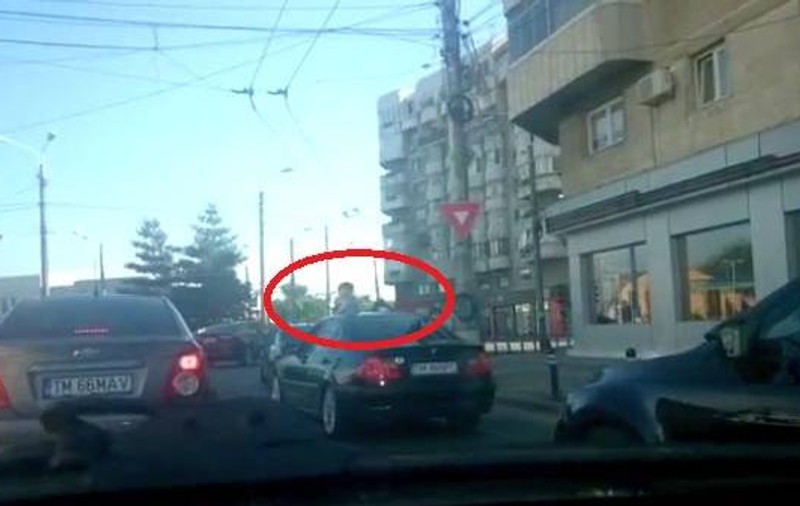 Copii pe jumătate ieșiți dintr-un BMW în mers, pe trapă, la Timișoara |VIDEO