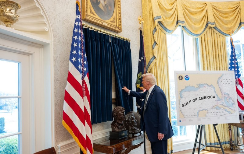 Cum arată Biroul Oval la doar două luni după sosirea lui Trump la putere: mult aur, o hartă cu „Golful Americii” și un buton roșu cu care cere Diet Coke | VIDEO
