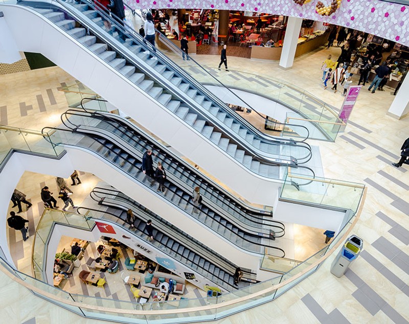 S-au urcat pe acoperișul mall-ului din Split ca să facă clătite: „Nimeni nu a spart vreodată un ou aici” | VIDEO