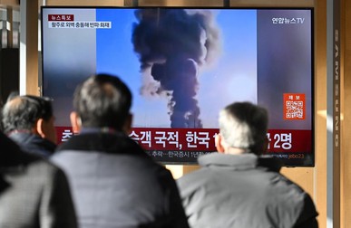 People watch a television screen broadcasting footage of an airplane crash at Muan international airport, at a train station in Seoul on December 29. 2024. A plane carrying 181 people crashed at Muan international airport in South Korea on December 29, killing at least 29 people, authorities told AFP.,Image: 950656705, License: Rights-managed, Restrictions: , Model Release: no