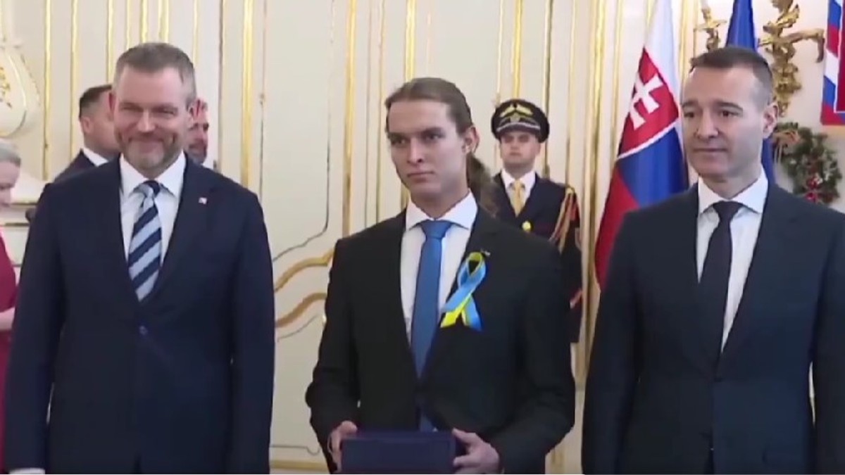 Peter Pellegrini (stânga) și elevul care a refuzat să-i strângă mâna Captură X